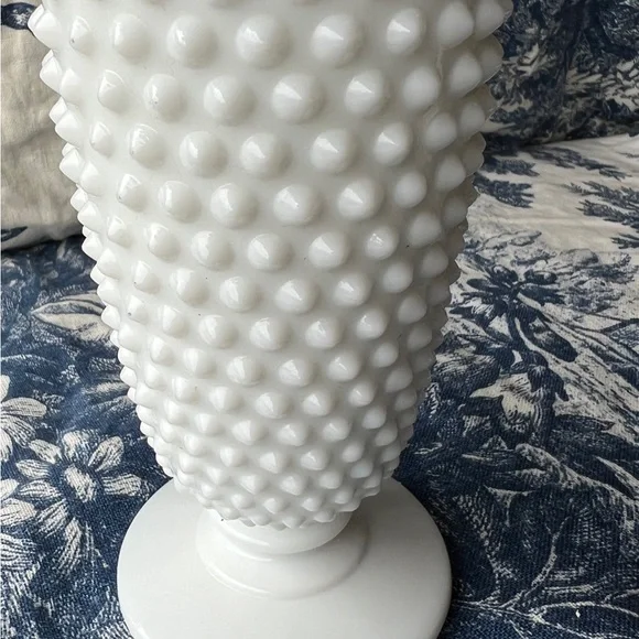 Vintage Hobnail Milk Glass White Elegant Vase - Picture 4 of 5